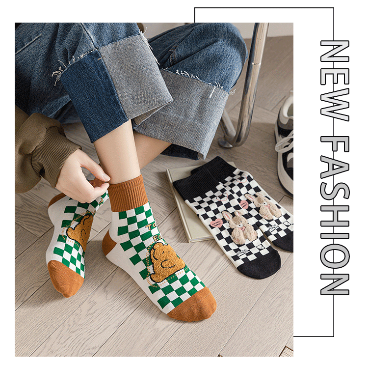 Meias Femininas com Estampa Xadrez e Ursos de Desenho Animado