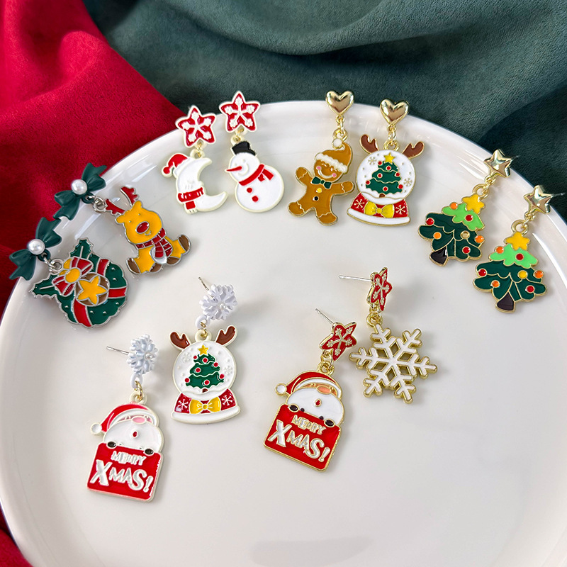 أقراط كريسماس غير متماثلة