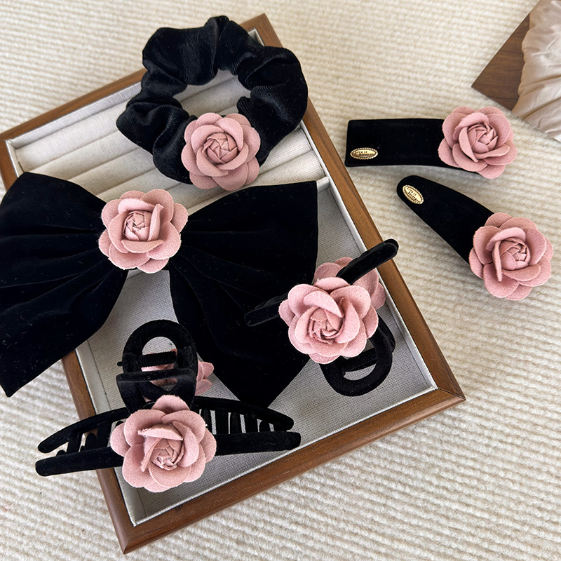 Horquillas y Cintas para el Pelo de Camelia Rosa en Terciopelo Negro