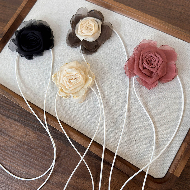 สร้อยคอช็อกเกอร์ดอกกุหลาบแห้งและดอกคาเมลเลีย