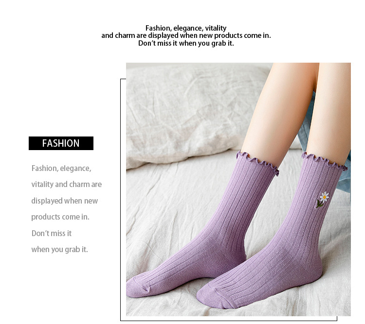 ถุงเท้าผู้หญิงลายดอกเดซี่ปักแบบ Scrunch