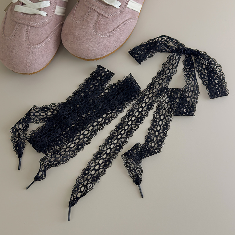 أربطة أحذية رياضية بيضاء كلاسيكية