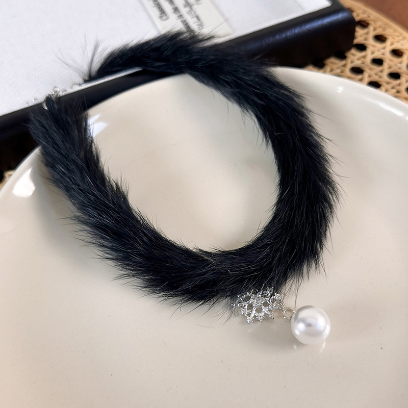 Намисто з лисячим хутром та перлинами