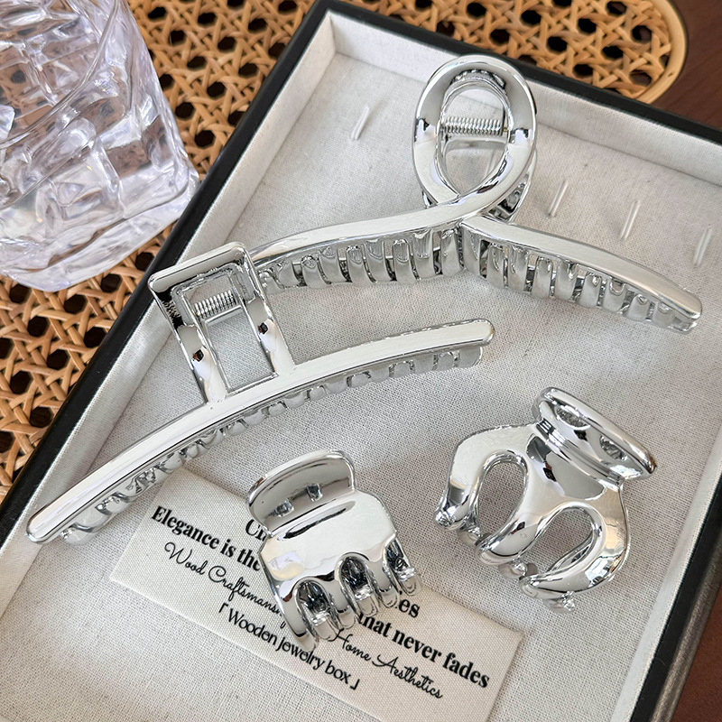 Agravă Metalică Argintie cu Inimă