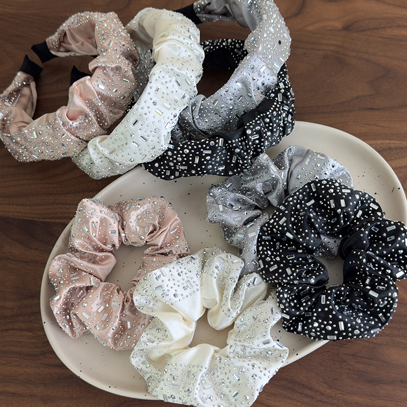 Scrunchies și Bande de Păr cu Strass