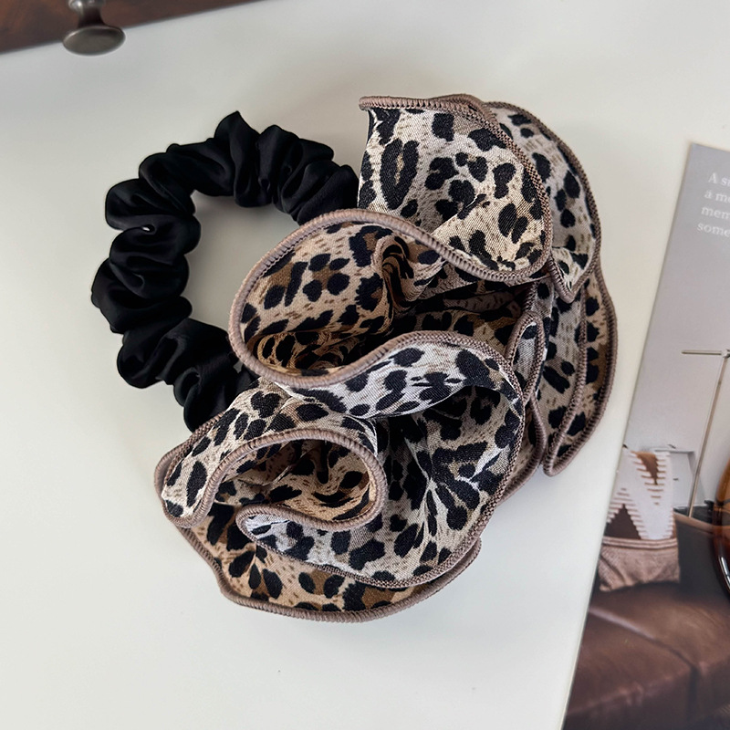 Leopardmönstrad Ruffle Blomma Scrunchy