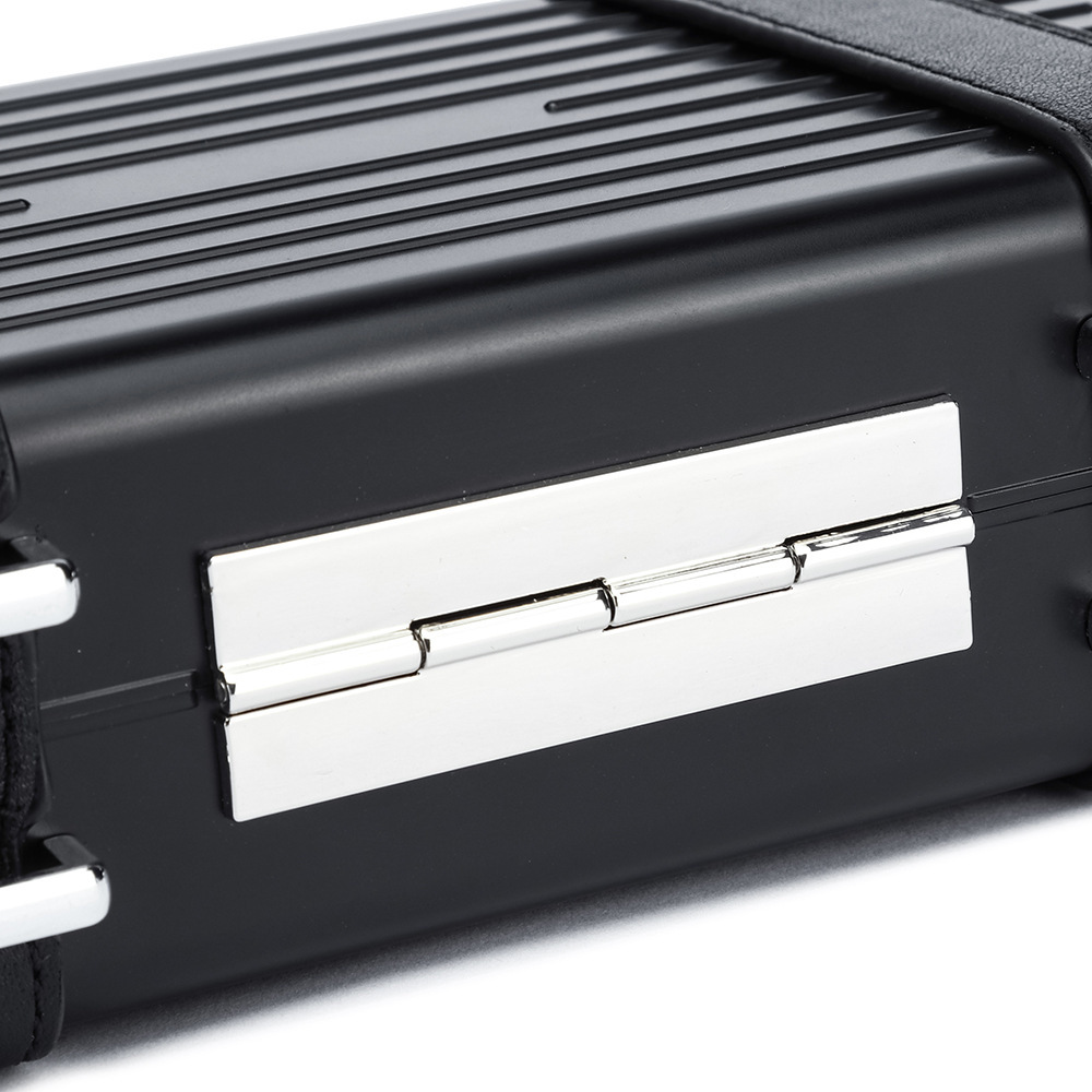 ハードシェルクロスボディバッグ