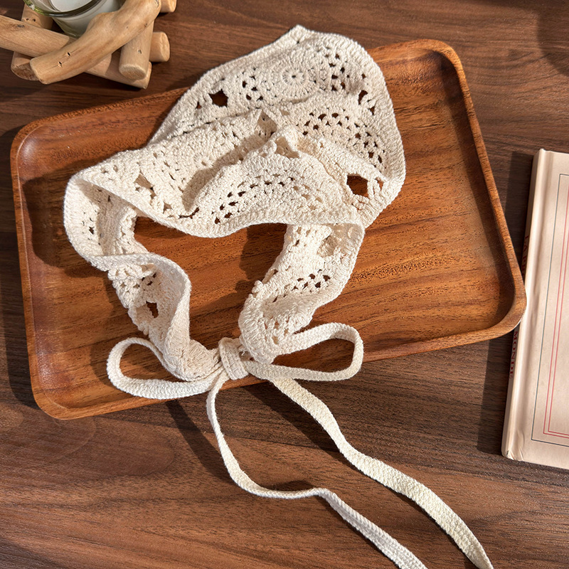 Eșarfă Triunghiulară cu Dantelă Croșetată