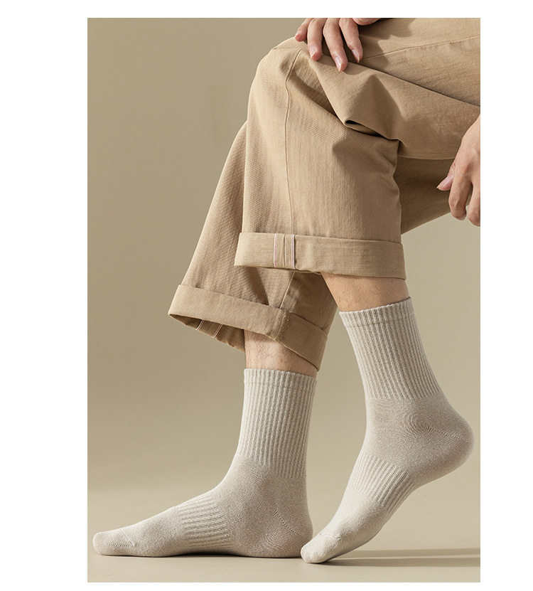 ถุงเท้ากีฬา Mid-Calf สีทึบ