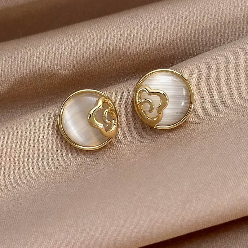 أقراط بحجر عين القط