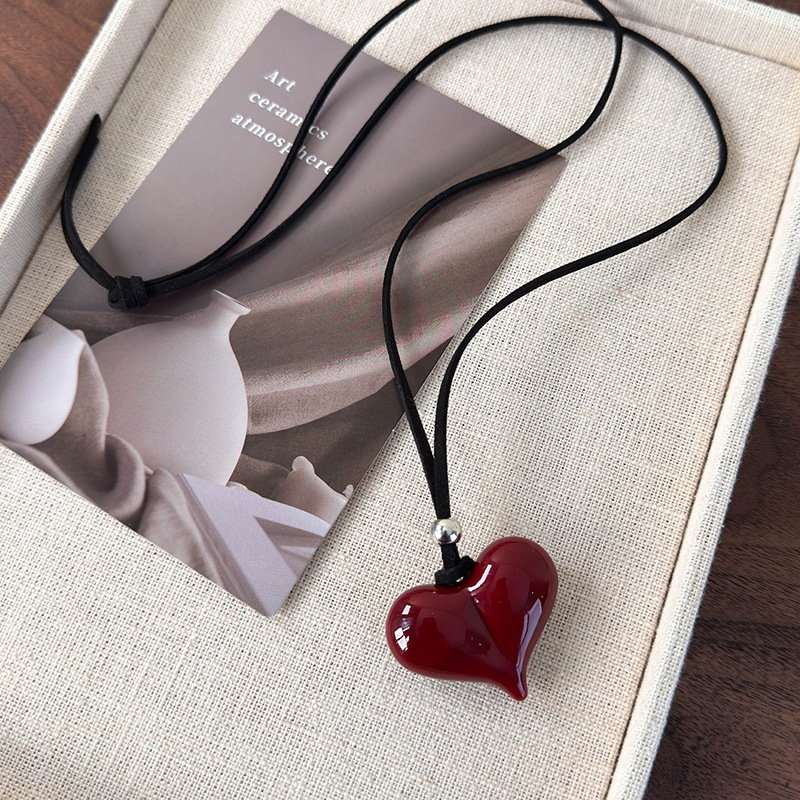 Červený Náhrdelník s Motýlkem z Lana