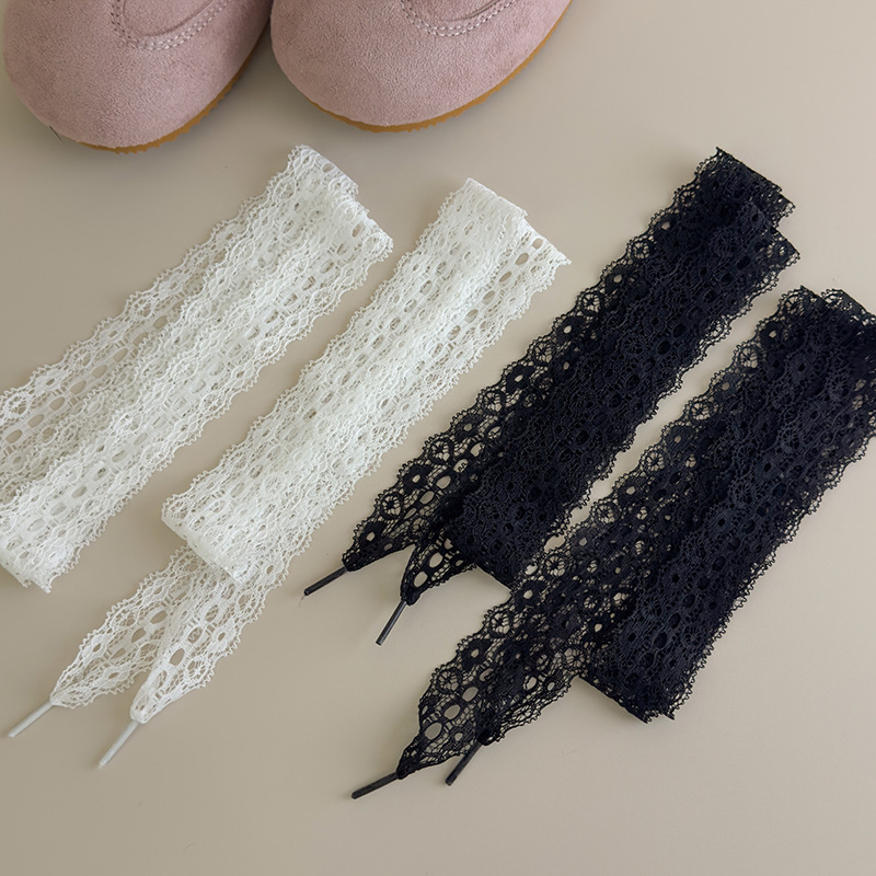 أربطة أحذية رياضية بيضاء كلاسيكية