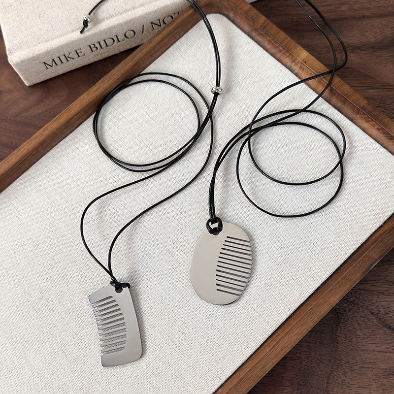 Намисто з кулоном-гребінцем