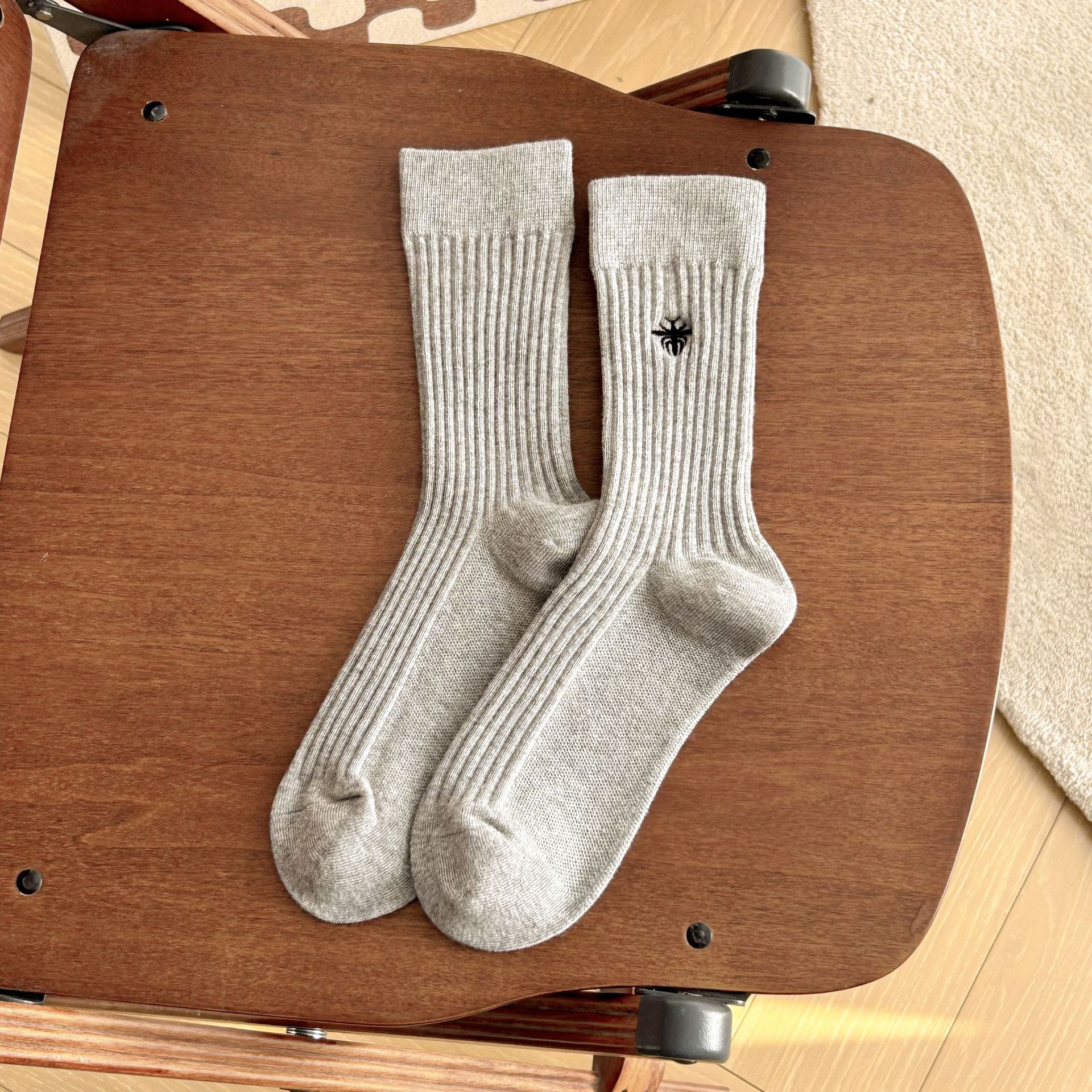 Meias Mid-Calf Bordadas com Abelha