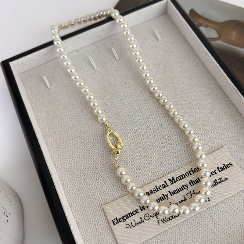 Геометричне намисто з перлинною застібкою