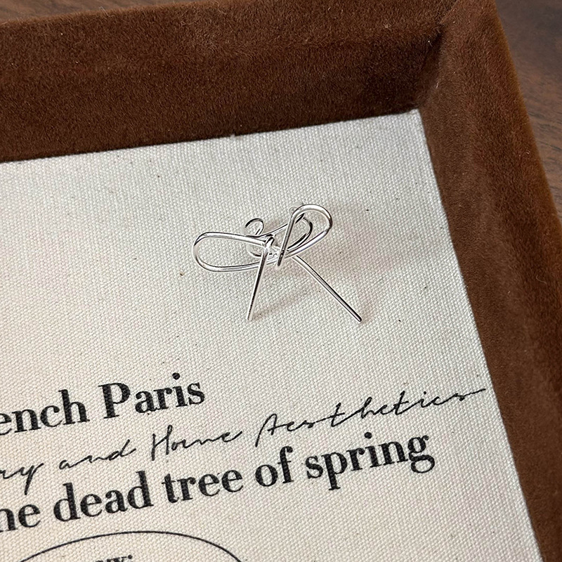 مشبك أذن على شكل قوس شريطي