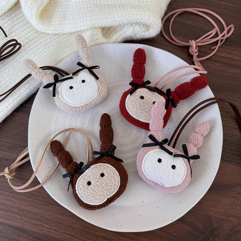 Намисто з кроликом з мультфільму