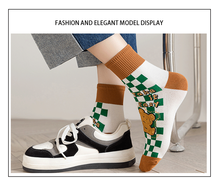 Meias Femininas com Estampa Xadrez e Ursos de Desenho Animado