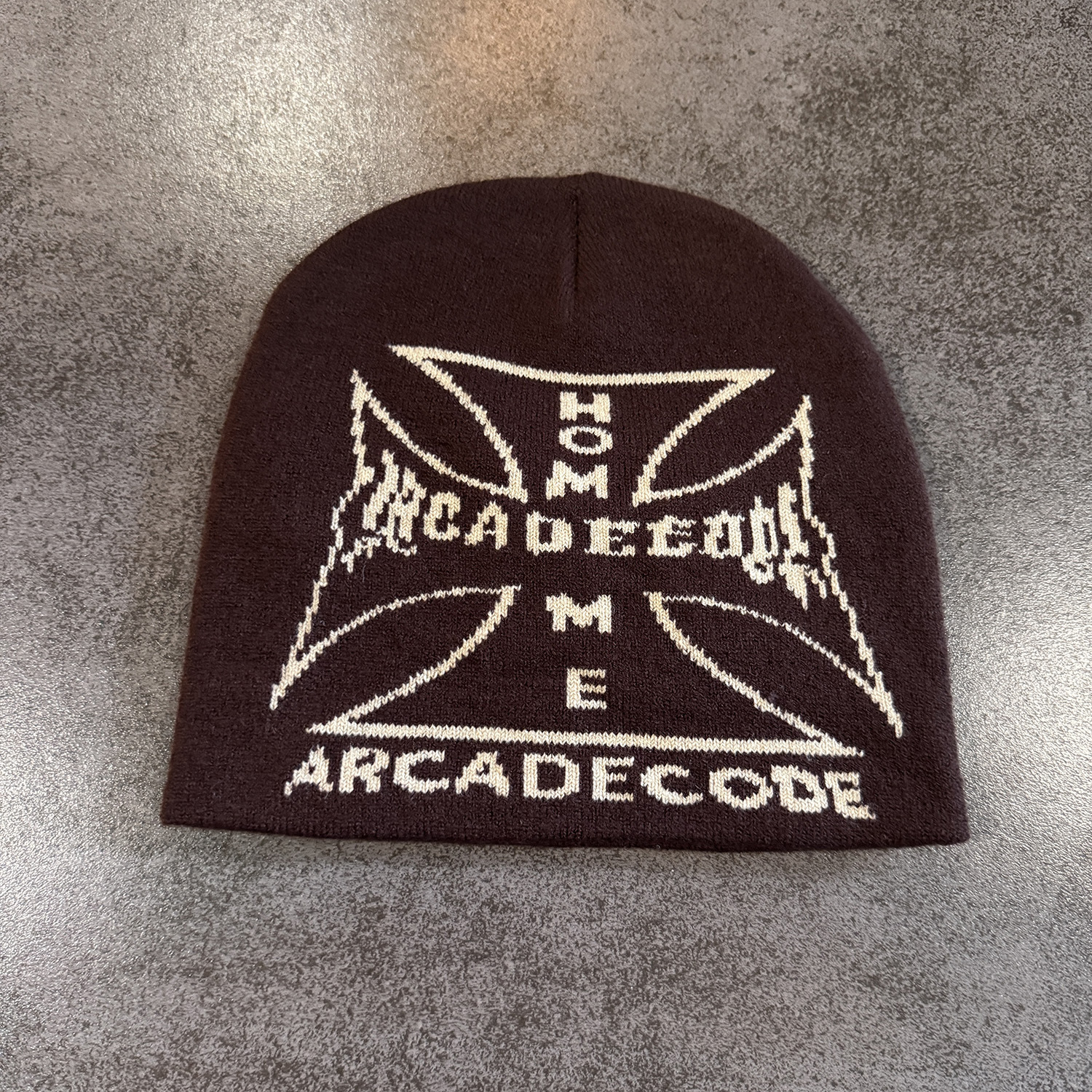 Gorro de Malha com Letras Cruzadas