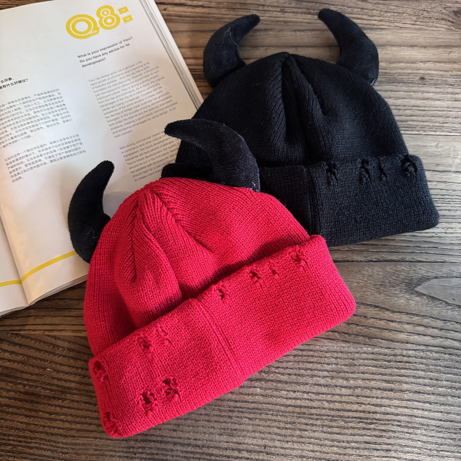 Gorro de Malha Rasgado com Chifres