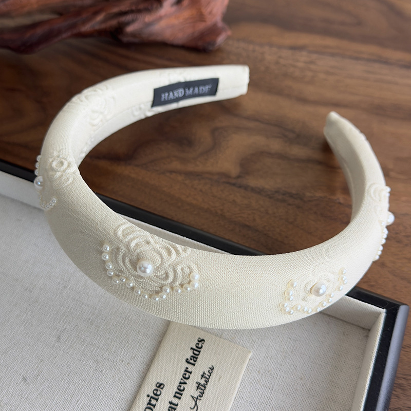 Coleteros y Diademas con Perlas Florales en Relieve