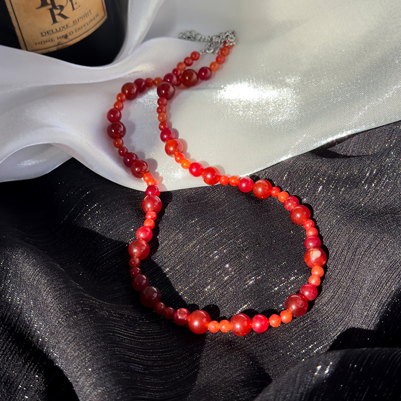 قلادة خرز حمراء