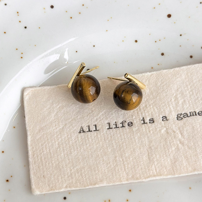 أقراط متدلية من عين النمر