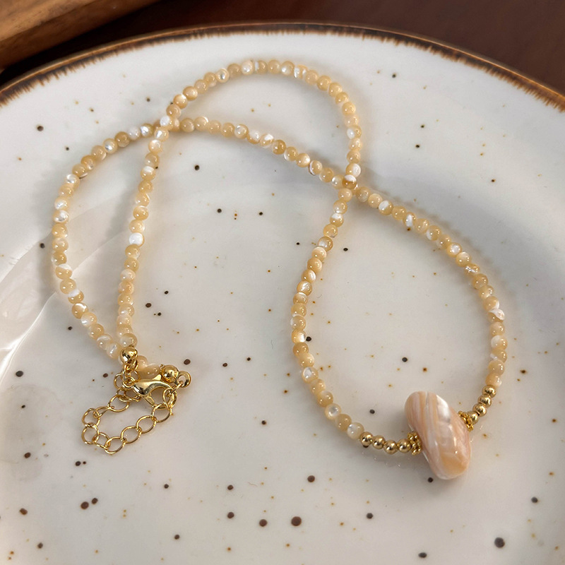 Намисто зі скляних намистин та мушлі