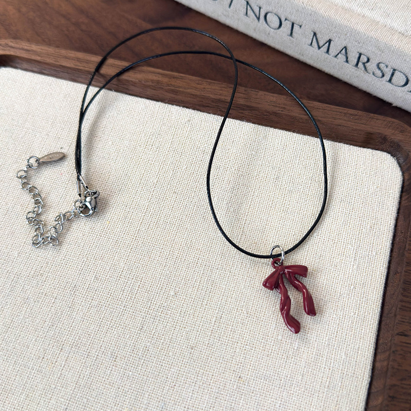 Намисто з Червоним Бантом