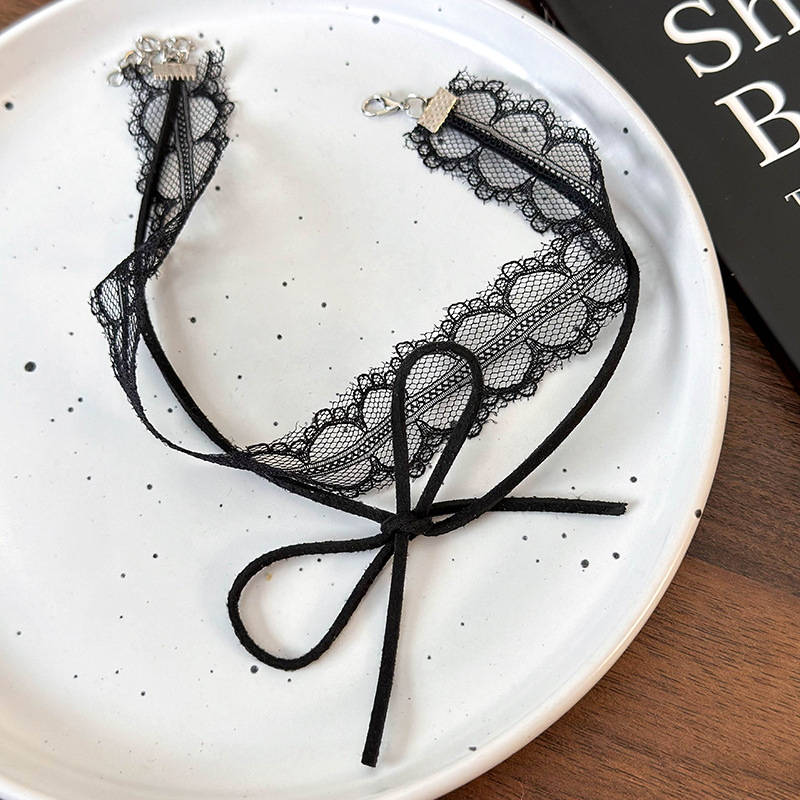 Чорний мереживний чокер з бантом