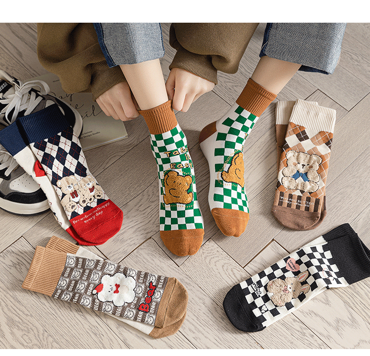 Meias Femininas com Estampa Xadrez e Ursos de Desenho Animado
