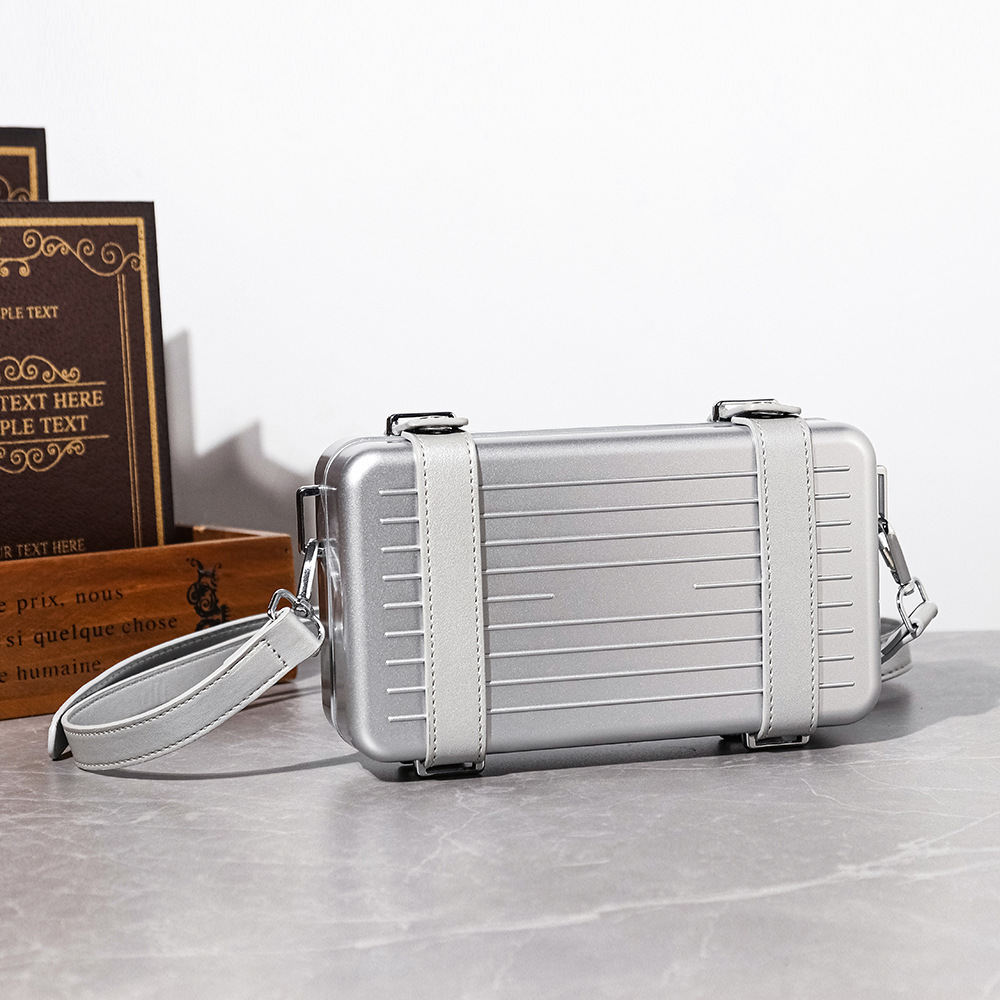 ハードシェルクロスボディバッグ