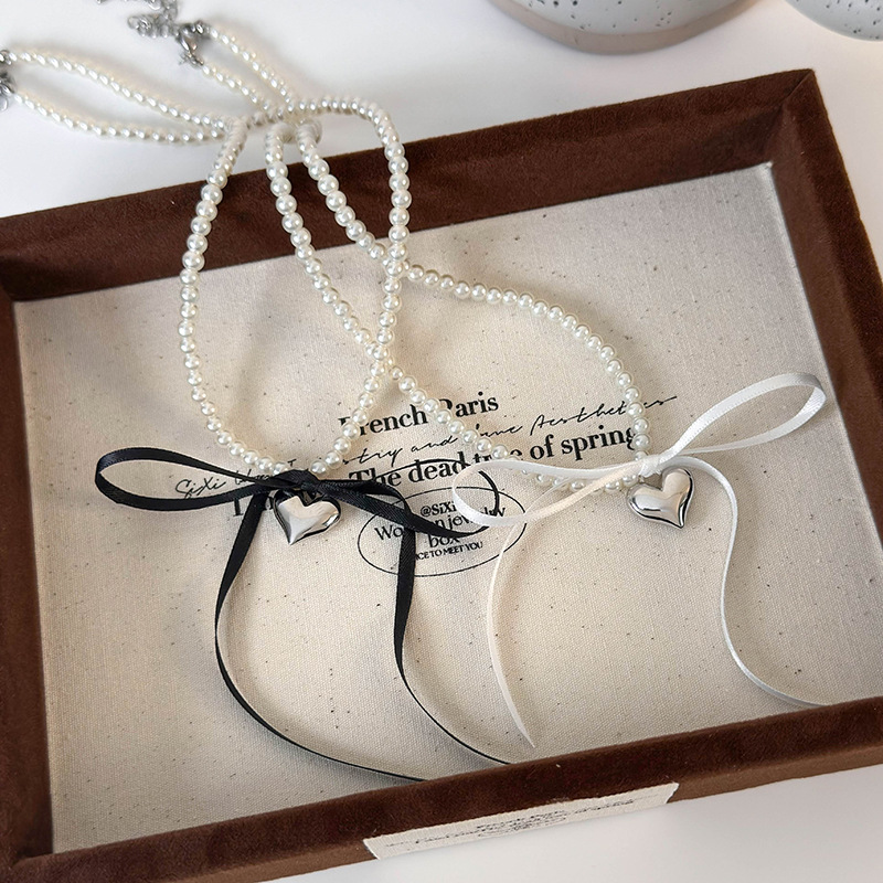 Намисто-чокер перлове з серцем і бантом