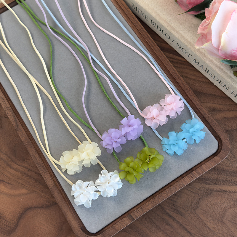 قلادة تشوكر بزهرة الكاميليا