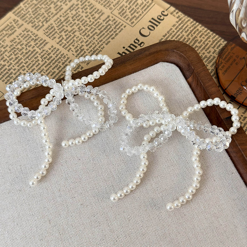 مشبك حذاء بكعبة من اللؤلؤ الرمادي الفضي