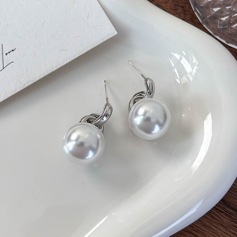 Brincos de Pérola com Dupla Fivela