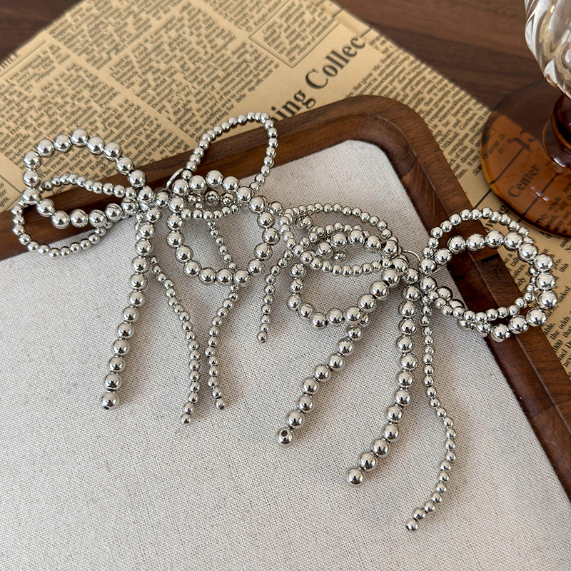 مشبك حذاء بكعبة من اللؤلؤ الرمادي الفضي