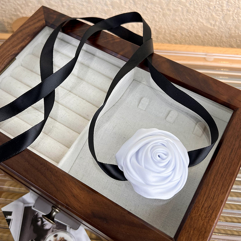 Регульований намисто-чокер з трояндою