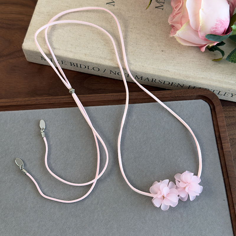 قلادة تشوكر بزهرة الكاميليا