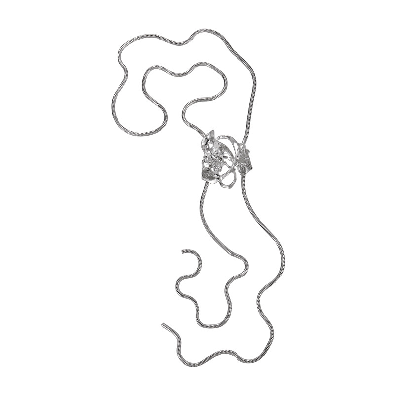 قلادة وردة مفتوحة