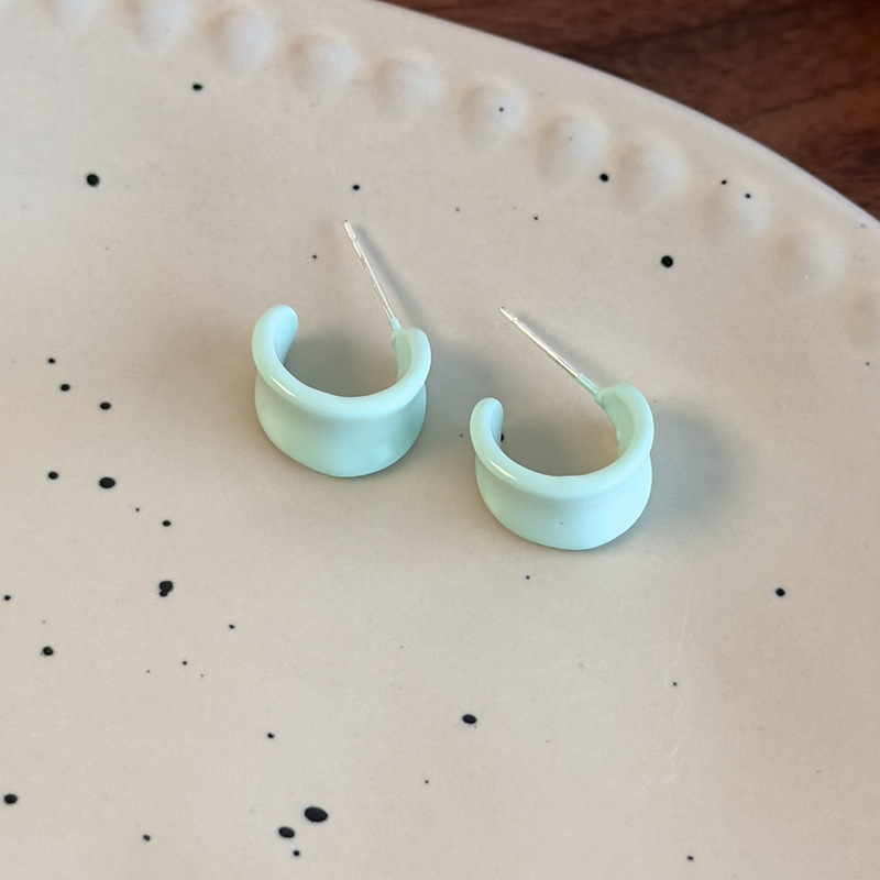 أقراط مينا متقاطرة على شكل C