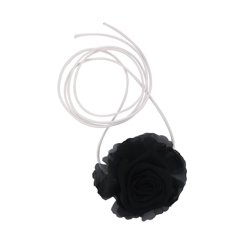 قلادة تشوكر زهرية بالورد المجفف والكاميليا