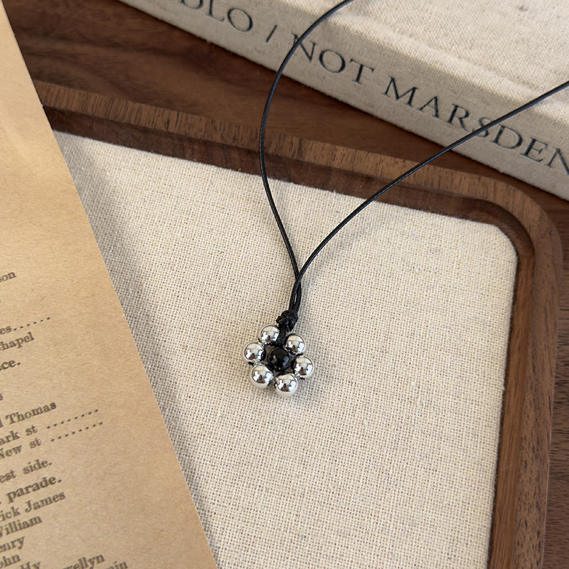 Kore Tarzı Boncuklu Çiçek Pandalı Kolye ve Saç Tokası Seti