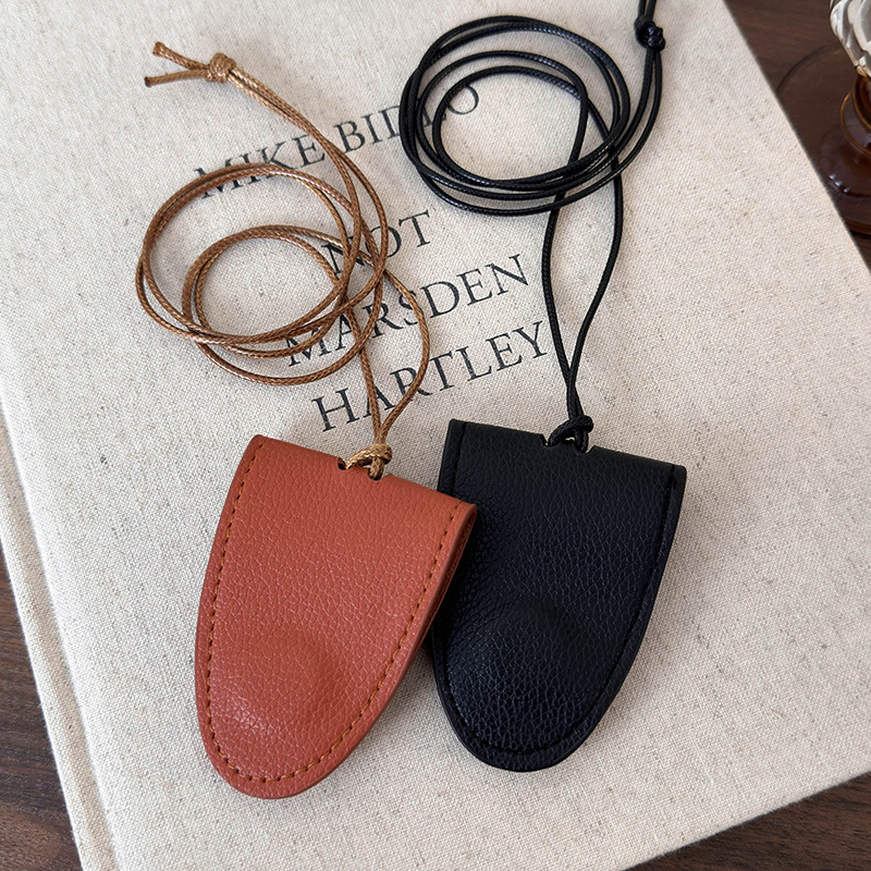 Намисто з підвіскою Multi-Clip зі штучної шкіри