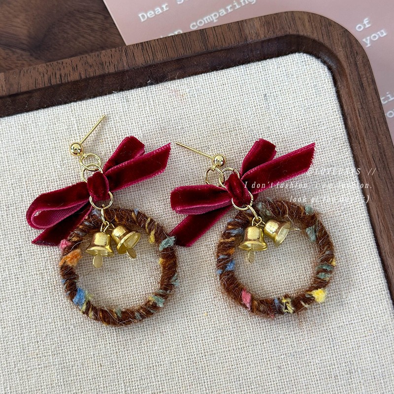 أقراط دائرية مطرزة مع ربطة وقبة