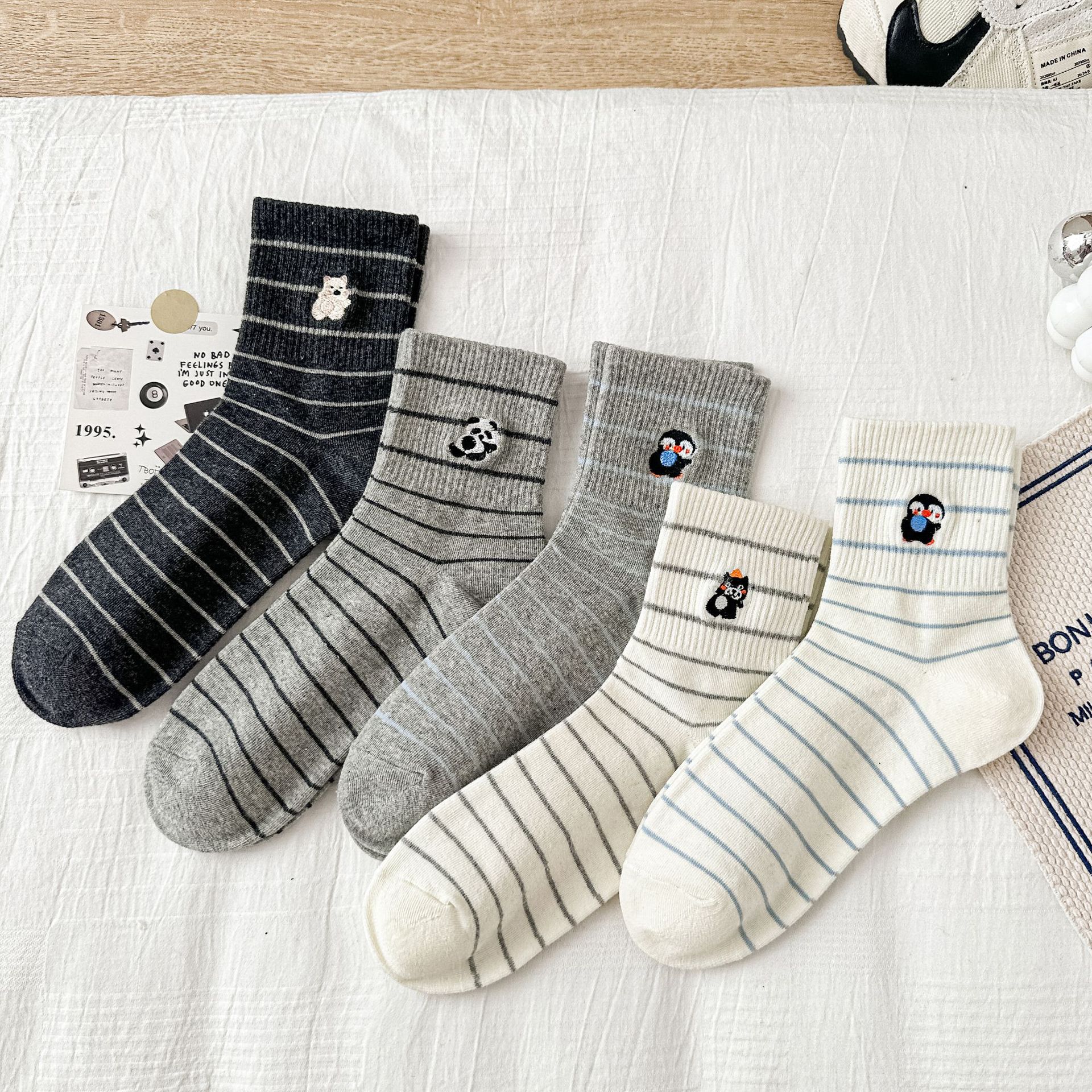 Meias Mid-Calf Femininas Bordadas com Listras e Desenhos Animados