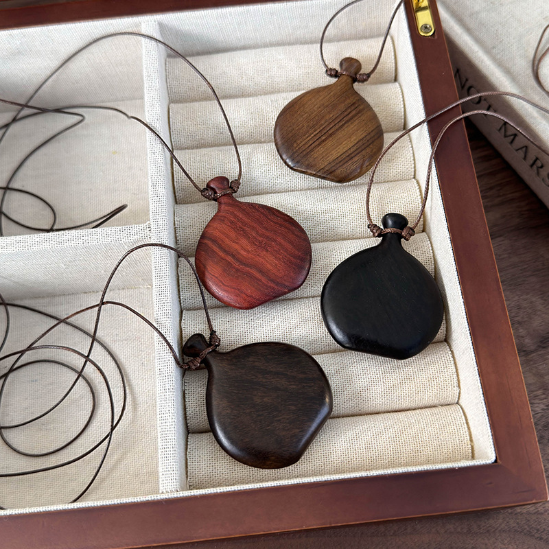 Вінтажний Намисто з Дерев'яним Кулоном Пляшки