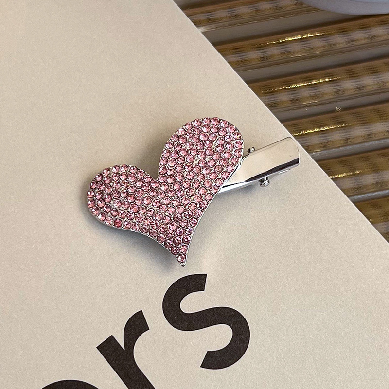 Боковая заколка с розовым стразами в виде сердца