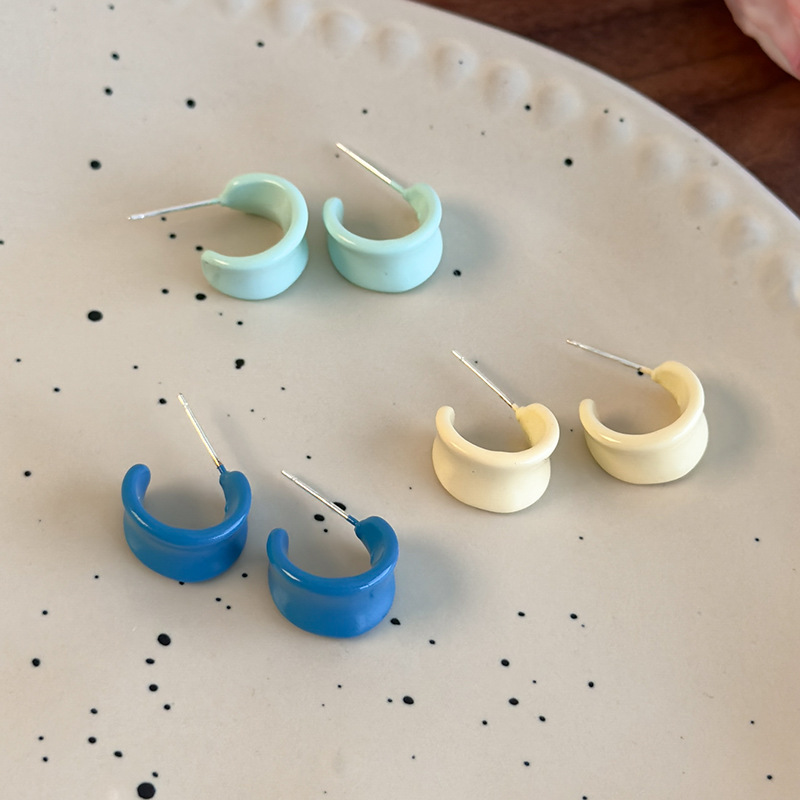 أقراط مينا متقاطرة على شكل C