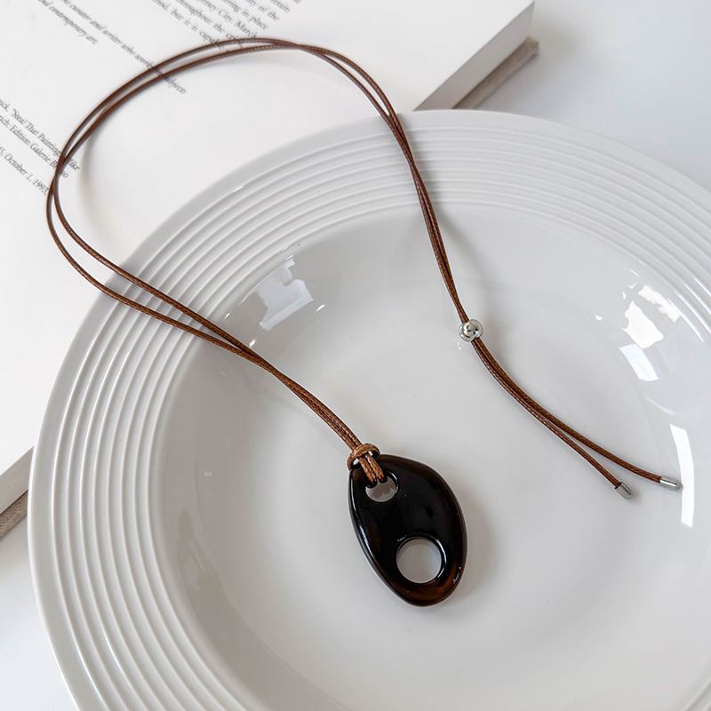 Collana Lunga Nera con Pendente Resina Naso di Maiale